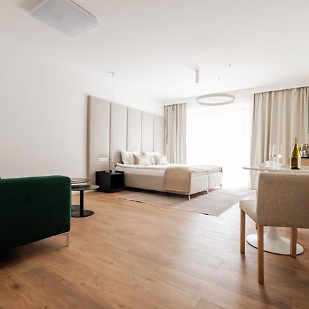 Adele Apartments เปตช์ ภายนอก รูปภาพ
