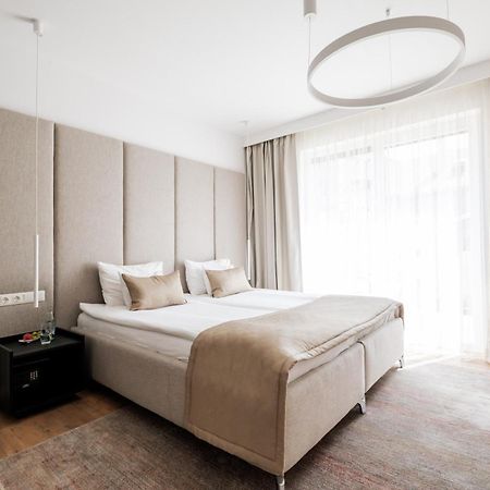 Adele Apartments เปตช์ ภายนอก รูปภาพ