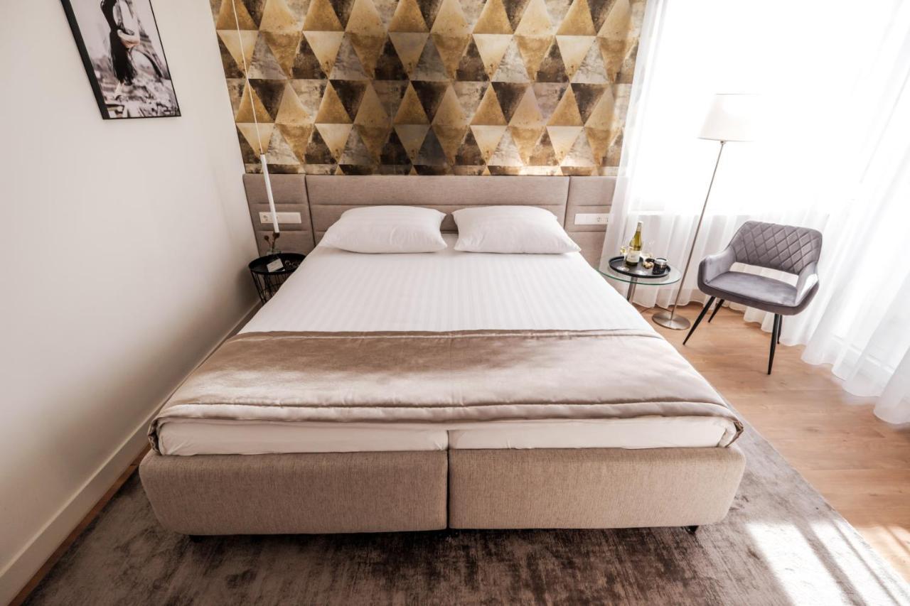 Adele Apartments เปตช์ ภายนอก รูปภาพ
