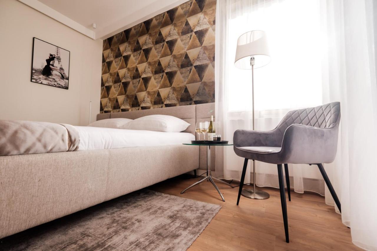 Adele Apartments เปตช์ ภายนอก รูปภาพ