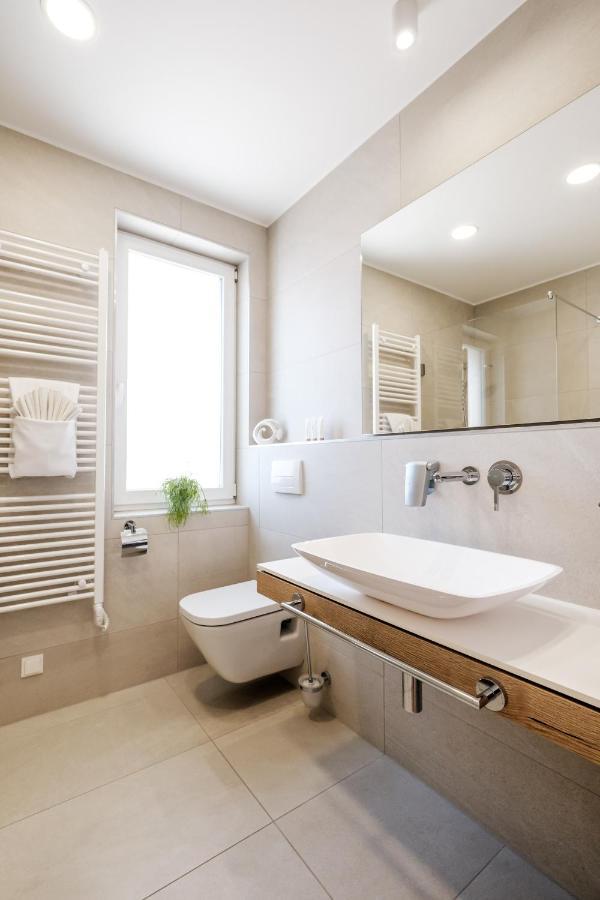 Adele Apartments เปตช์ ภายนอก รูปภาพ
