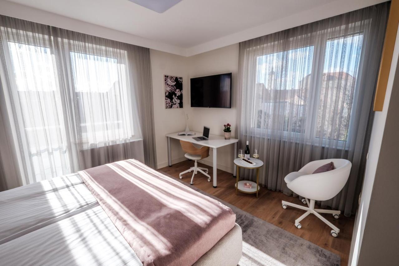 Adele Apartments เปตช์ ภายนอก รูปภาพ