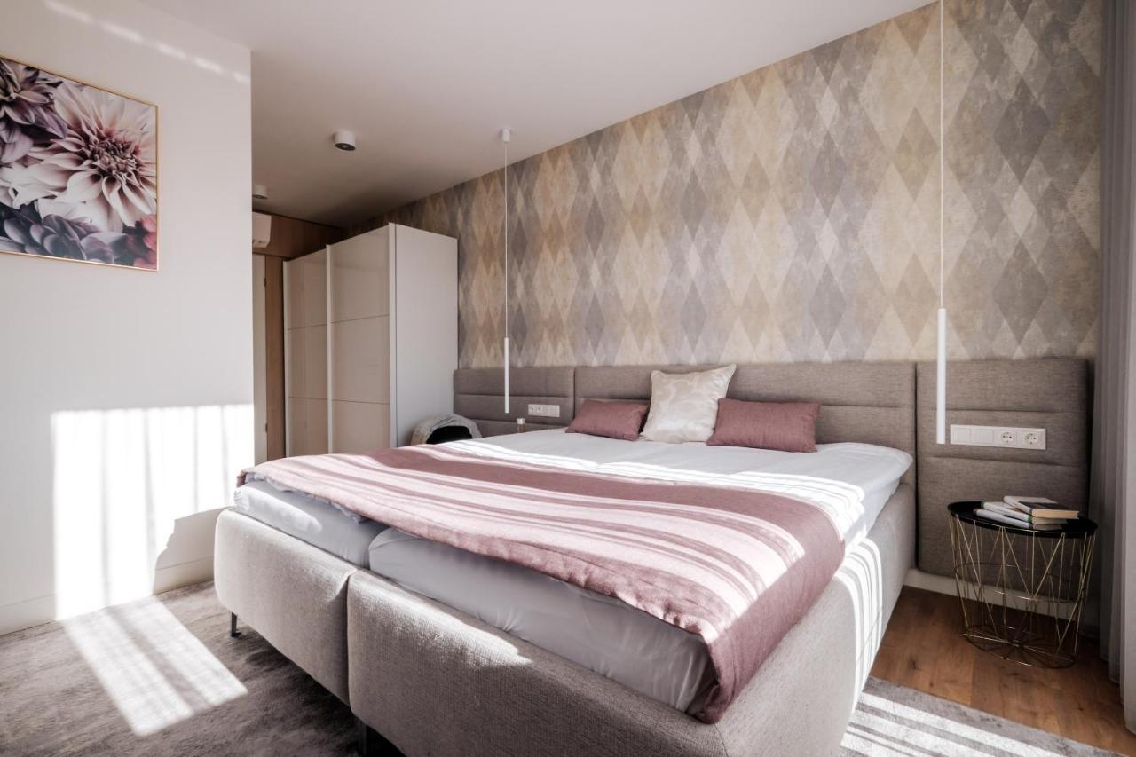 Adele Apartments เปตช์ ภายนอก รูปภาพ