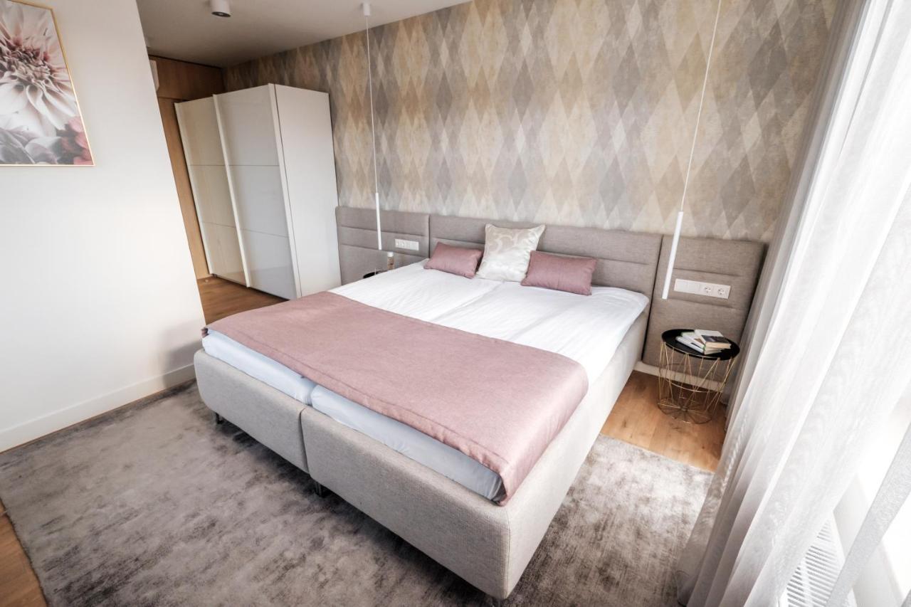 Adele Apartments เปตช์ ภายนอก รูปภาพ