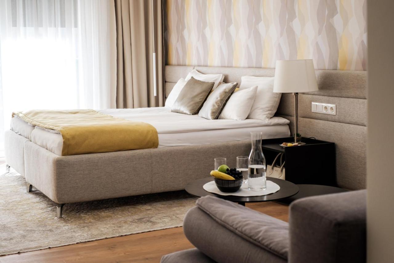 Adele Apartments เปตช์ ภายนอก รูปภาพ