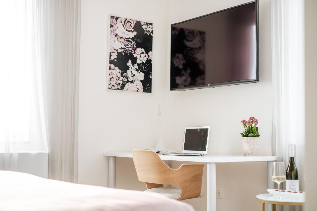 Adele Apartments เปตช์ ภายนอก รูปภาพ