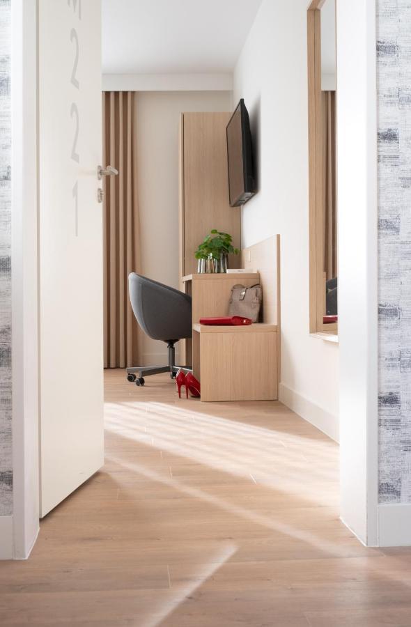 Adele Apartments เปตช์ ภายนอก รูปภาพ