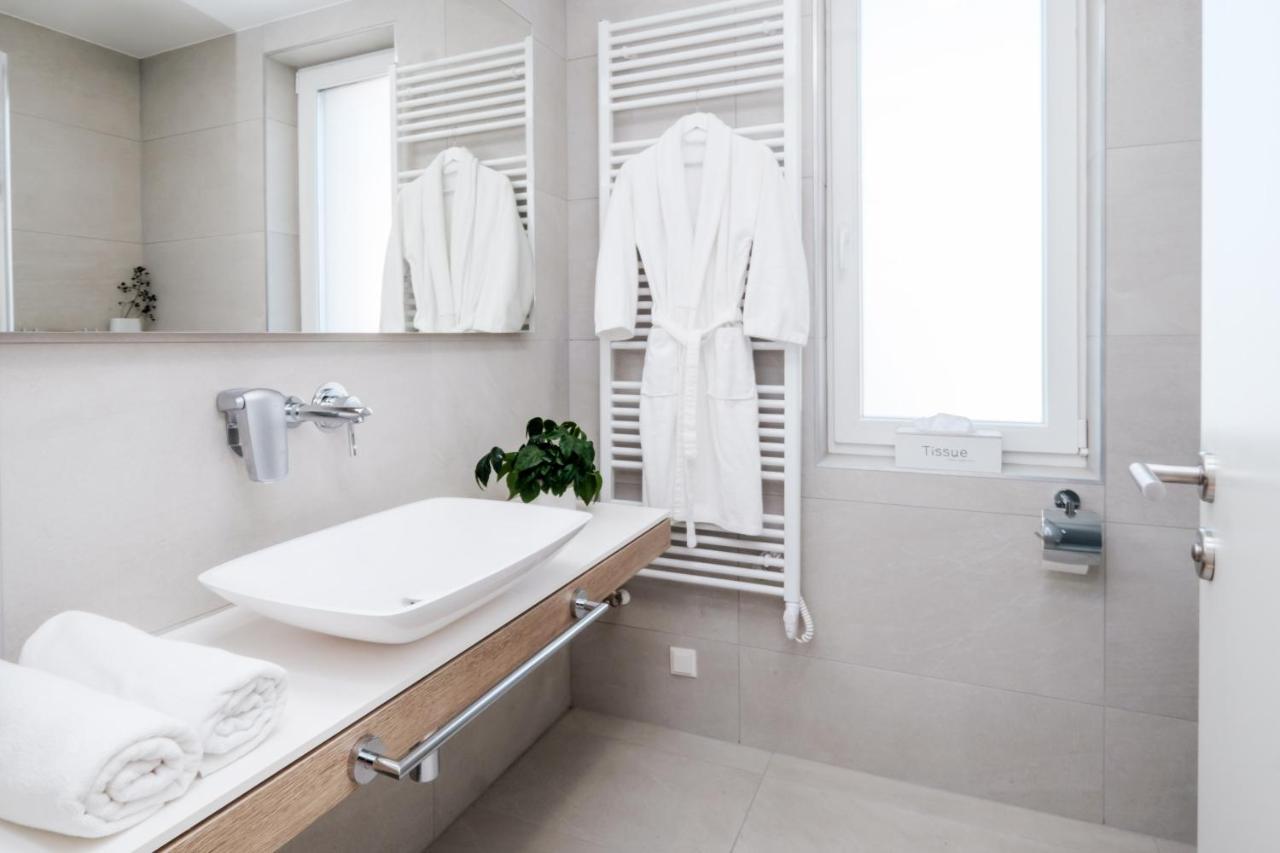 Adele Apartments เปตช์ ภายนอก รูปภาพ