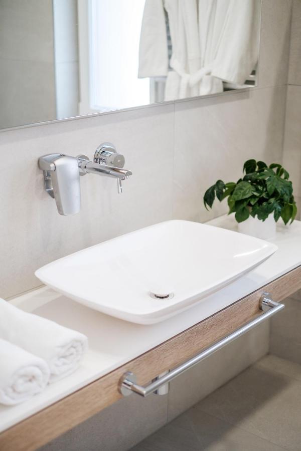 Adele Apartments เปตช์ ภายนอก รูปภาพ