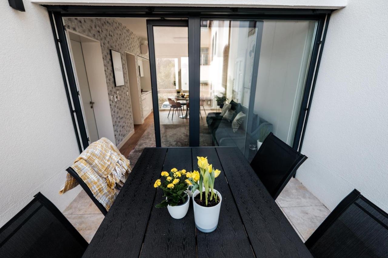 Adele Apartments เปตช์ ภายนอก รูปภาพ