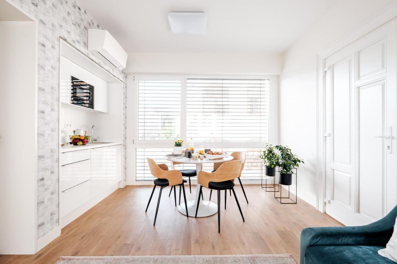 Adele Apartments เปตช์ ภายนอก รูปภาพ