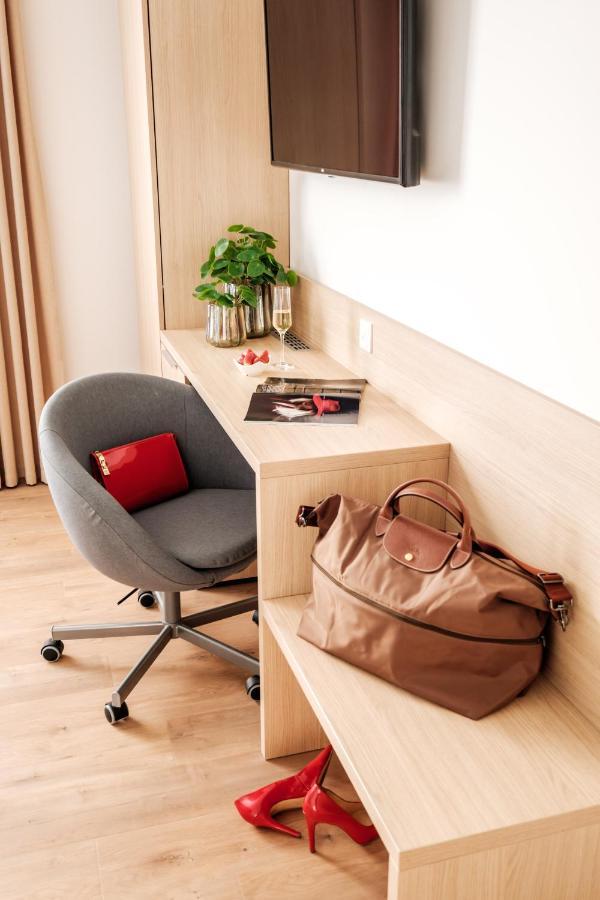 Adele Apartments เปตช์ ภายนอก รูปภาพ