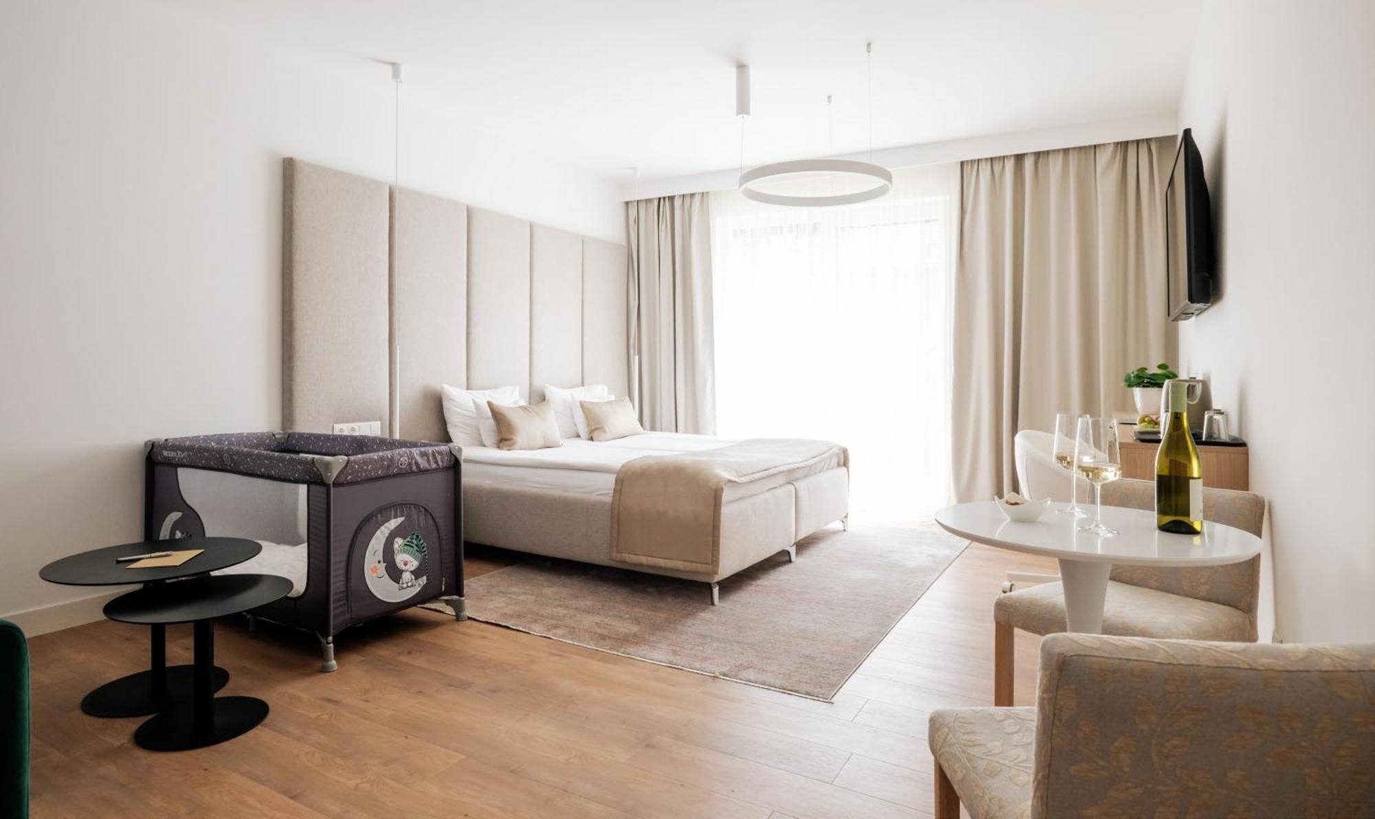 Adele Apartments เปตช์ ภายนอก รูปภาพ