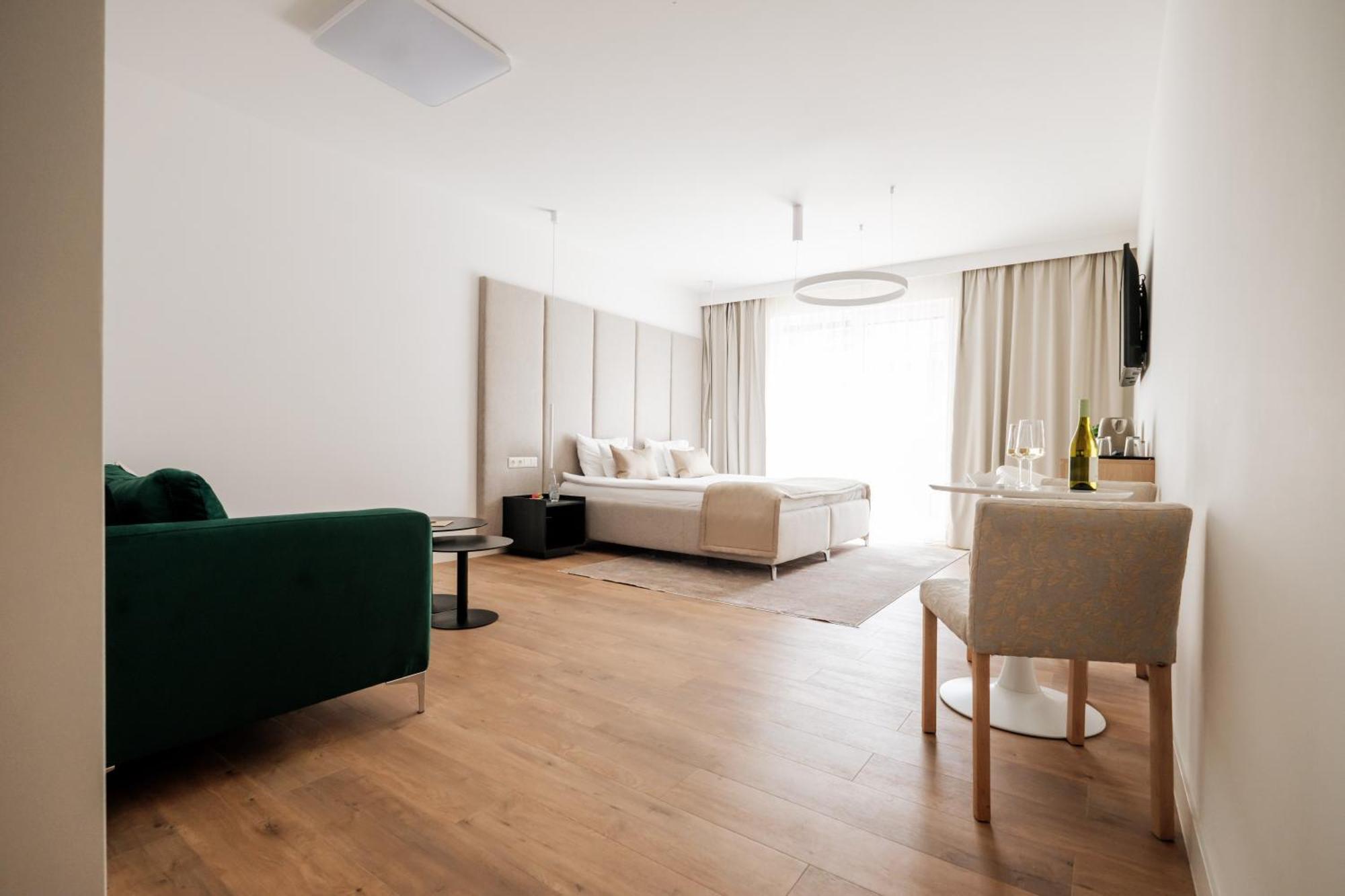 Adele Apartments เปตช์ ภายนอก รูปภาพ