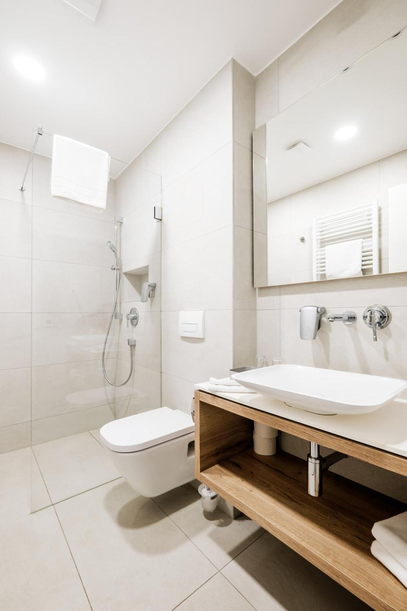 Adele Apartments เปตช์ ภายนอก รูปภาพ