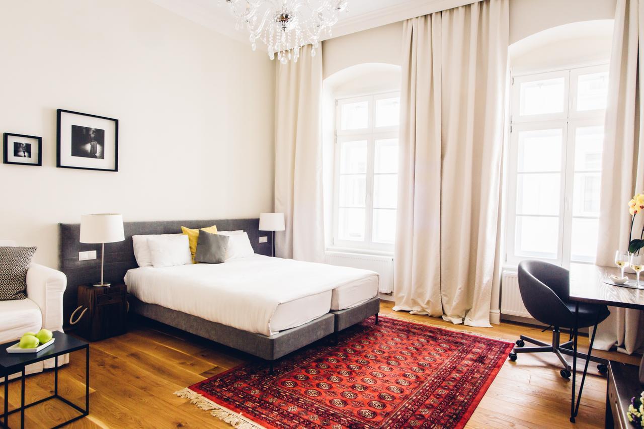 Adele Apartments เปตช์ ภายนอก รูปภาพ